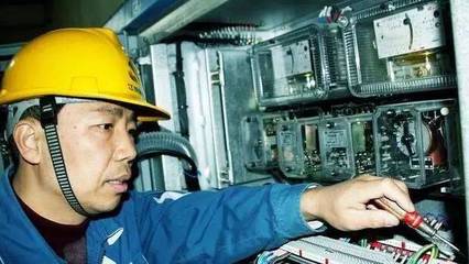 老电工带出徒弟被辞退，车间停电日损40万，伸两手指，老板傻眼！